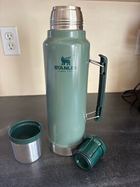 New! 2.5 quart Stanley Hammertone Green Vacuum Bottle with Stainless Accents
